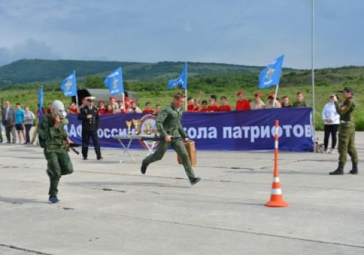 Почетный трофей юнармейцам Новороссийска вручил командующий ВДВ
